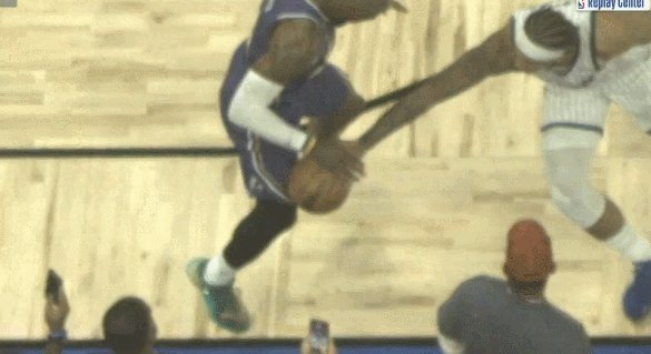 1774155091547064030.gif 博鱼官方入口-雷迪克化身战术大师 两次布置铸就肯纳德三分绝杀